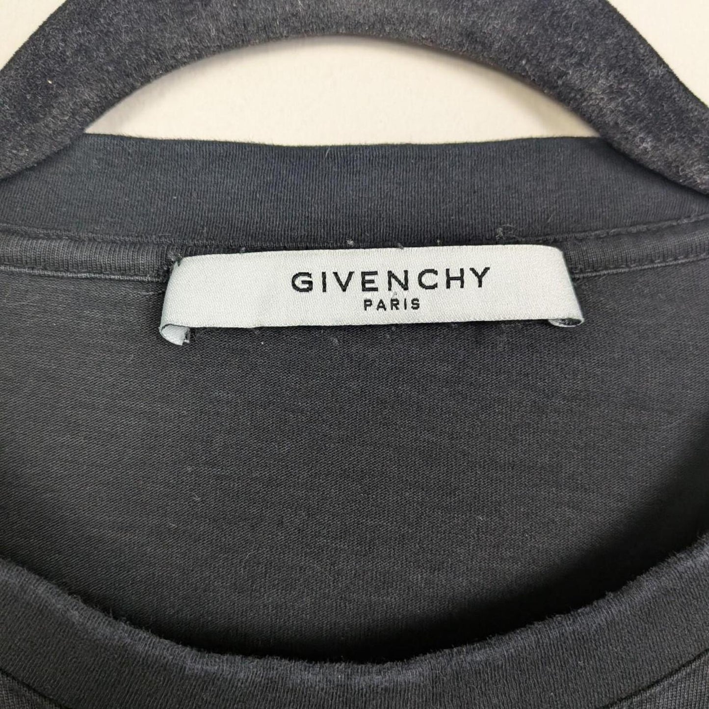 Givenchy T Shirt (M)